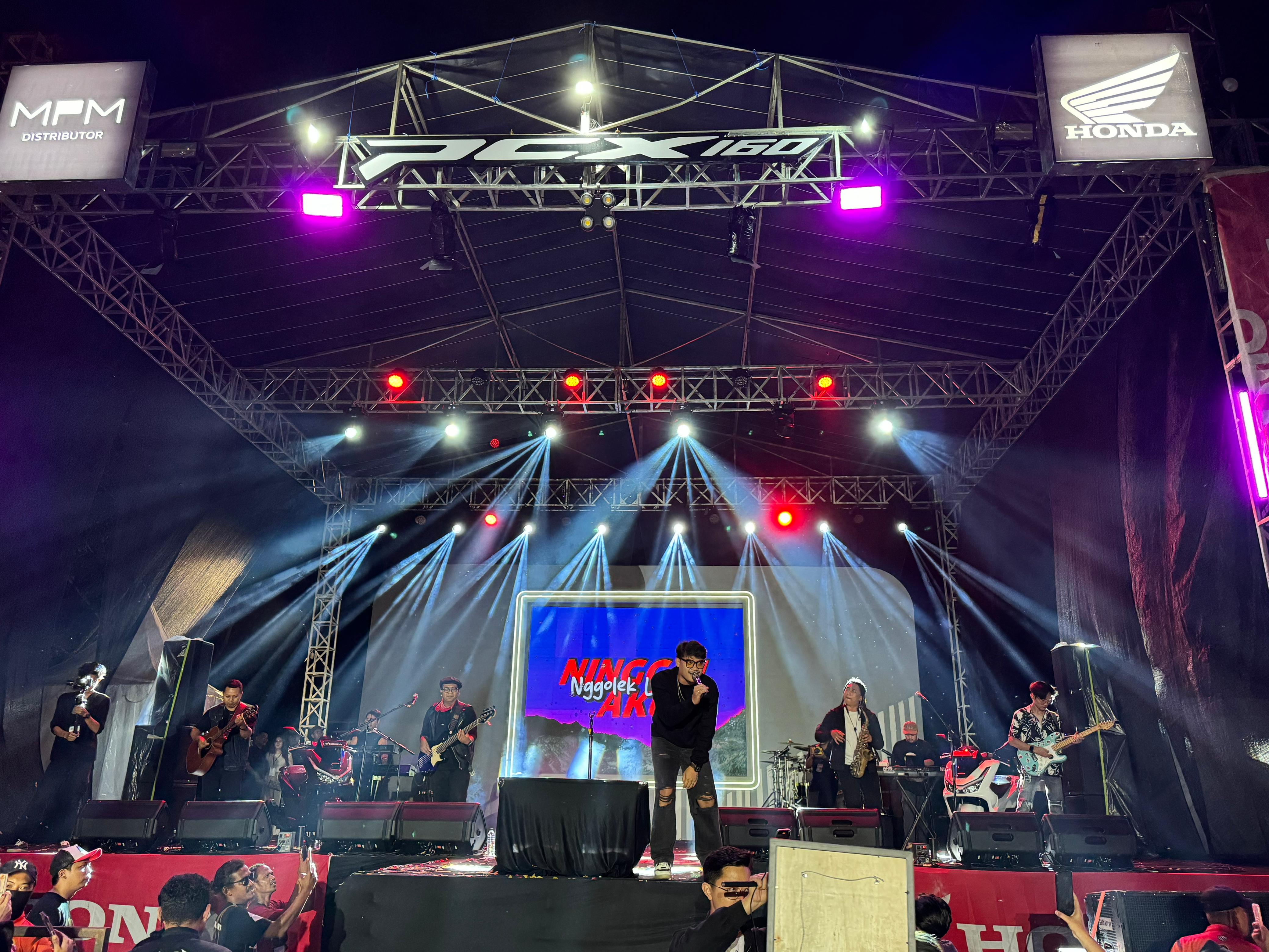 Ribuan Masyarakat Banyuwangi Ramaikan Launching New Honda PCX160 Bersama Gildcoustic.